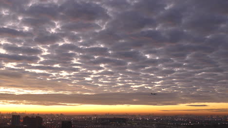 Dramatischer-Bewölkter-Himmel-Mit-Flugzeugen,-Die-Bei-Sonnenaufgang-In-Ontario,-Kanada-über-Die-Stadt-Toronto-Fliegen