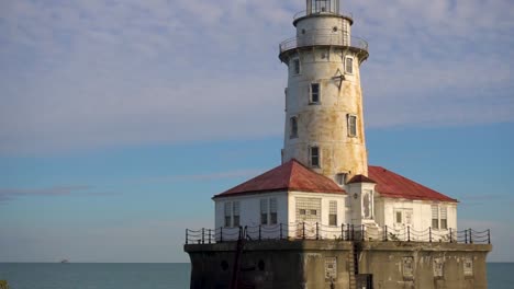 Annäherung-An-Einen-Alten-Leuchtturm-Auf-Dem-Wasser