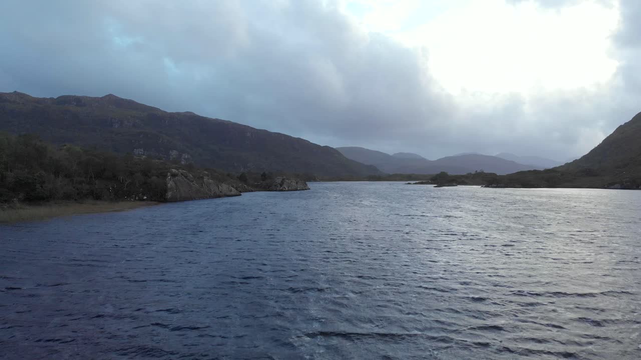 공중: 아일랜드의 호수와 산 옆 물 위를 가까이 날기