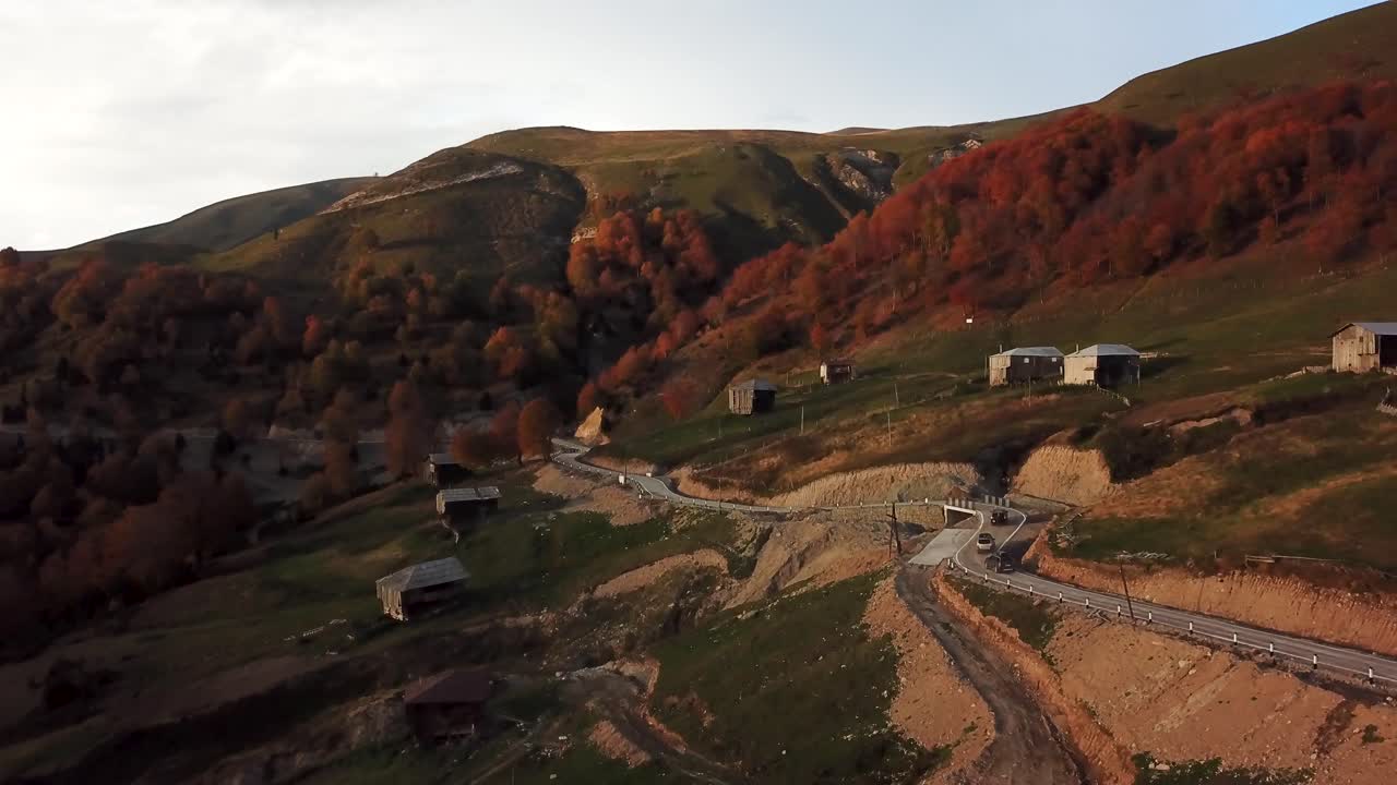 Tre SUV-er kjører på toppen av fjellene.