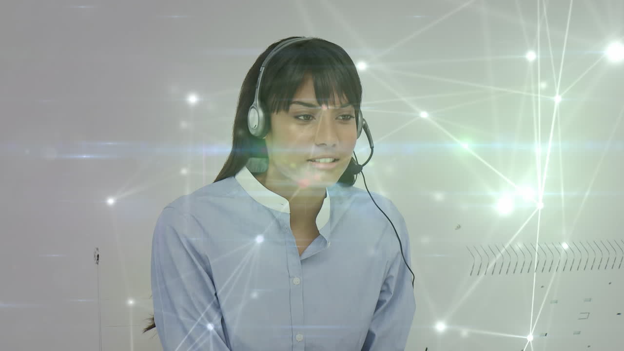 animación de redes de conexiones a través de una mujer de negocios usando auriculares telefónicos