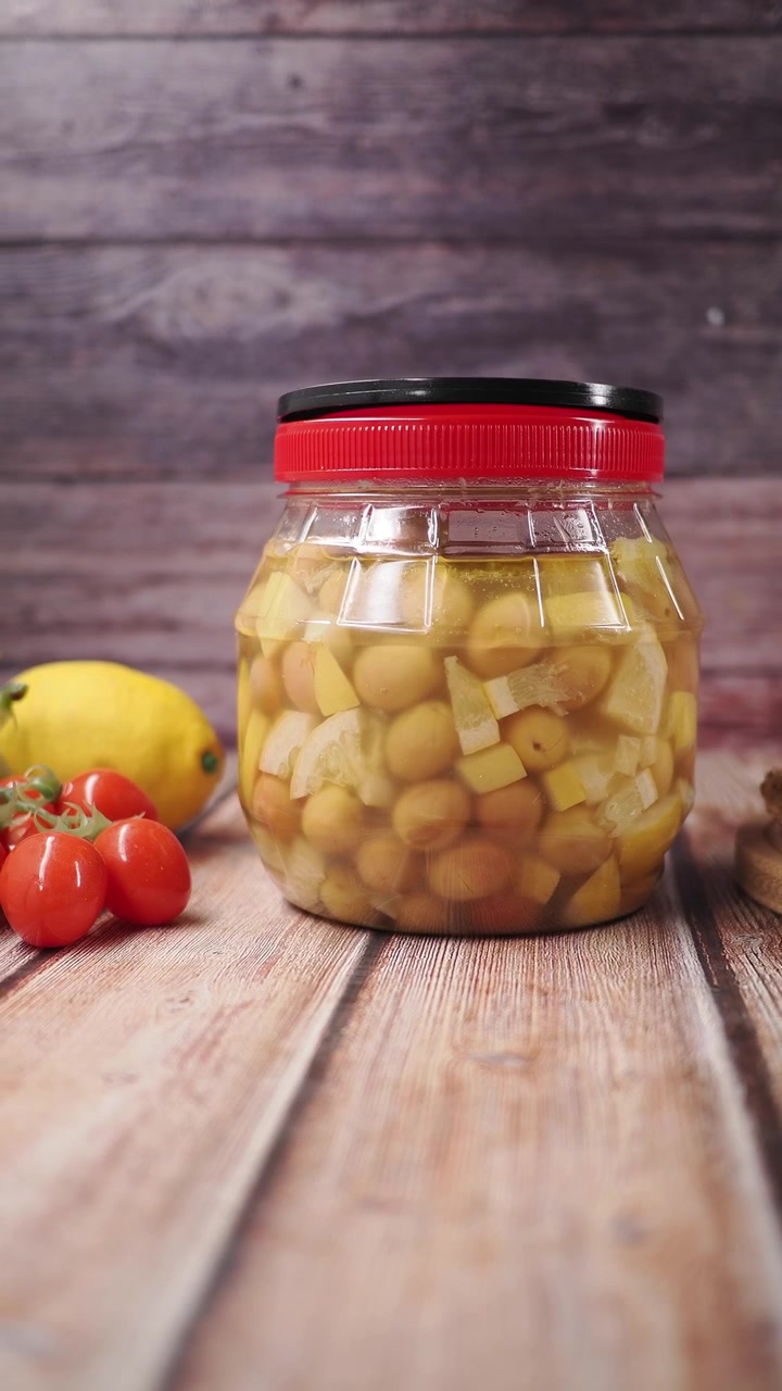Tarro de Aceitunas Verdes Encurtidas y Limón con Ingredientes Frescos
