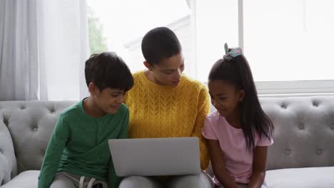 Familia-Disfrutando-Del-Tiempo-Libre-En-Casa