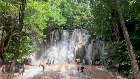 personas explorando y disfrutando de una cascada panorámica