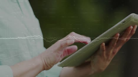 animación del procesamiento de datos sobre una mujer caucásica usando una tableta