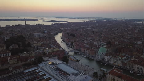 Amplia-Toma-Aérea-De-Venecia-Y-Puente-Scalzi-Desde-Arriba-Al-Atardecer