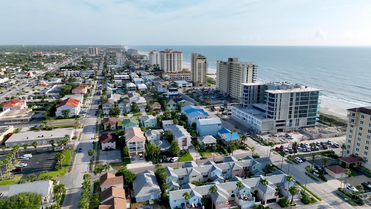 Toma aérea de alejamiento de Jacksonville Beach, Florida