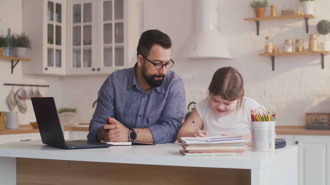 padre ayudando a su hija con los deberes en casa