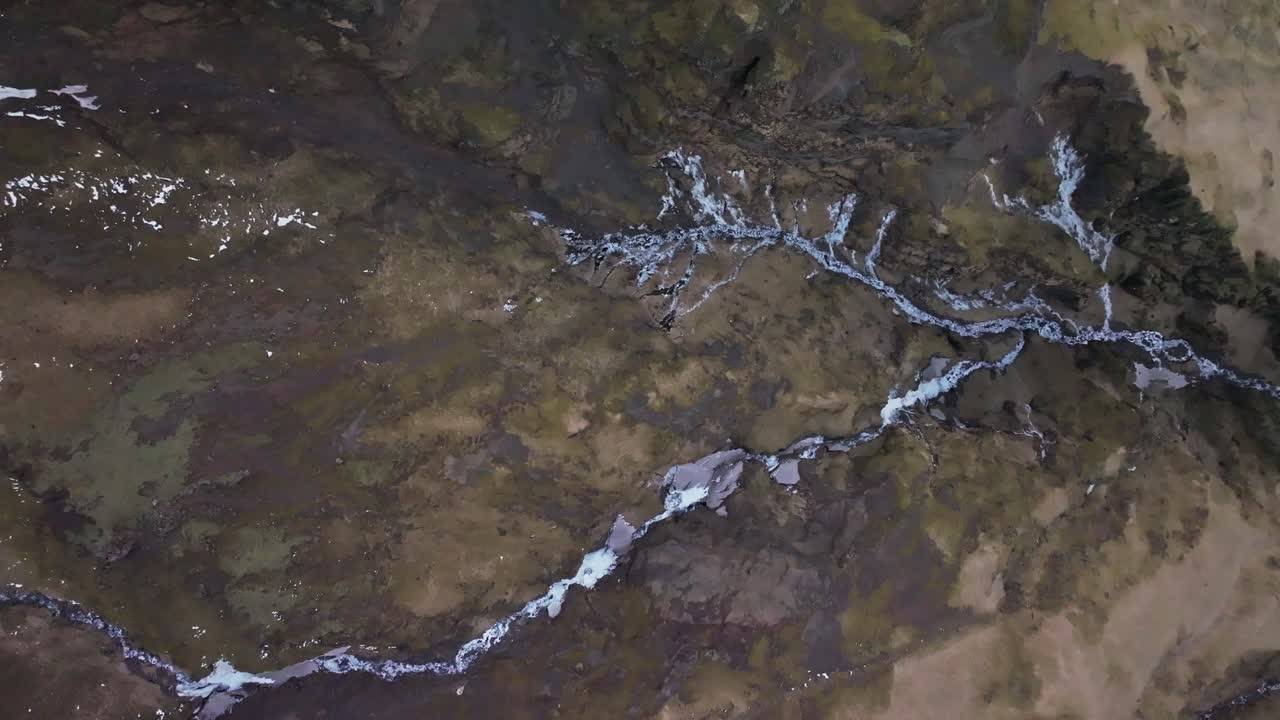 vista aérea de arriba hacia abajo de las venas del río en la montaña volcánica eyafjöll en islandia
