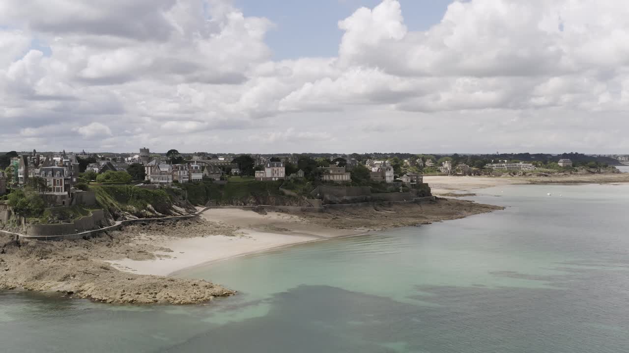 해변 과 집 들 이 있는 해안 도시