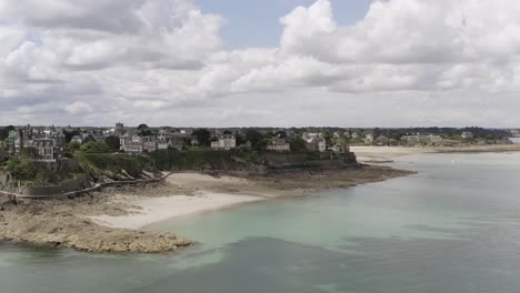 ciudad costera con playa y casas