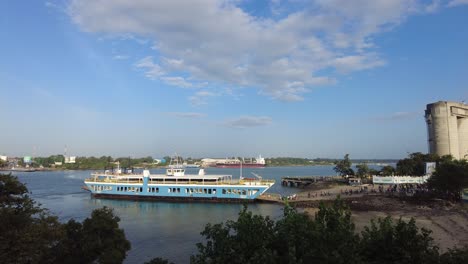 people boarding ferry in kenya mombasa likoni