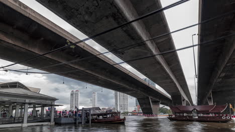 Fähren-Kommen-Und-Gehen-Unter-Der-Taksin-Brücke,-Bangkok,-Thailand