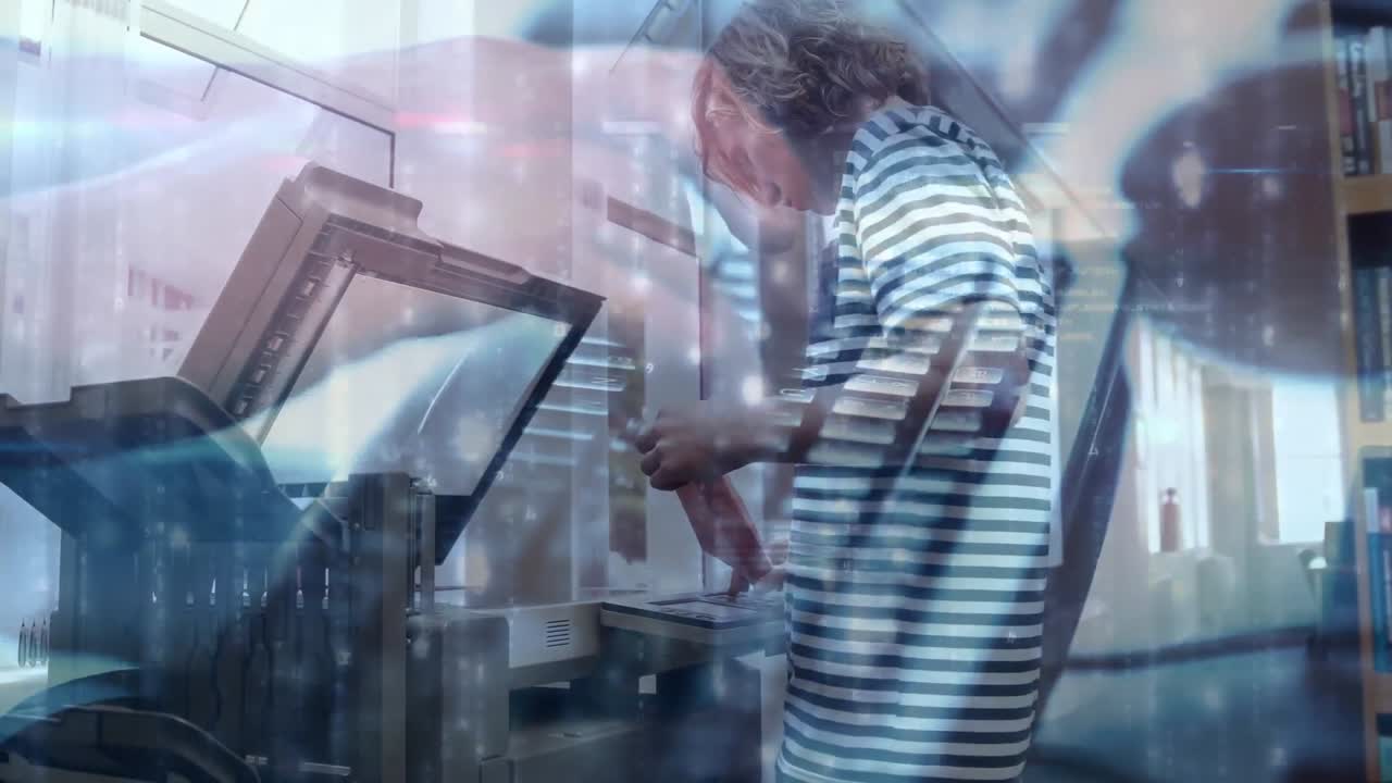 복사기를 사용하는 남학생 위에서 컴퓨터 키보드에 타이핑하는 사람의 애니메이션