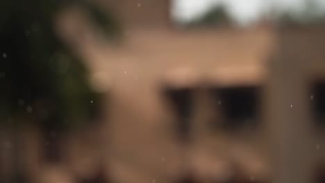 gotas de lluvia cayendo sobre un fondo borroso y desenfocado del antiguo pueblo