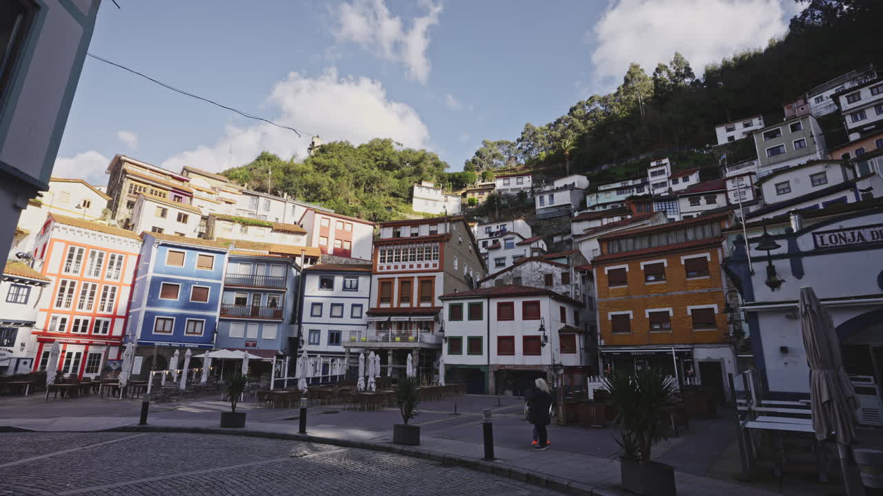 Veduta panoramica di una colorata casa tradizionale europea del centro storico a Cudillero, Asturie, Spagna.