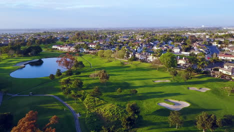 Drohnenaufnahmen-Fliegen-über-Einen-Golfplatz-In-Huntington-Beach,-Ca