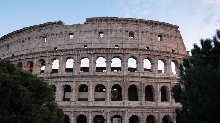 Vista esterna del Colosseo al tramonto, Roma, Italia.