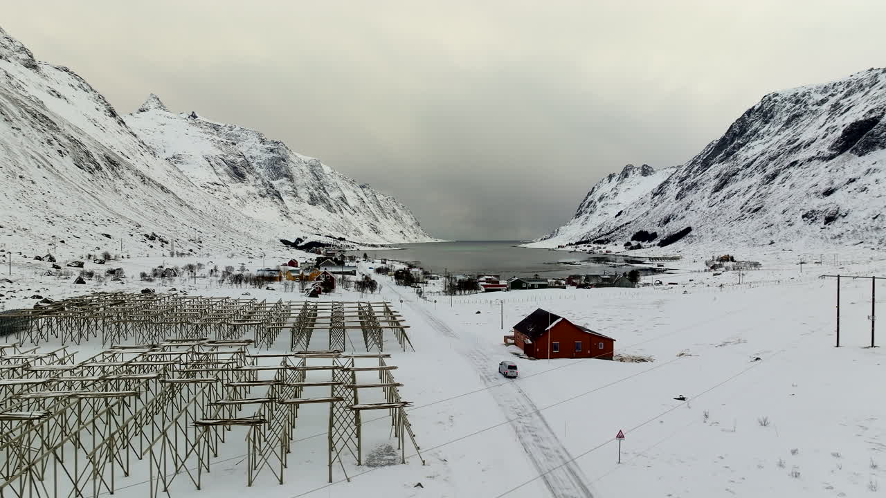 ノルウェー、レーヌ近郊のロフォーテン諸島上空、冬景色のキャンピングカー空撮