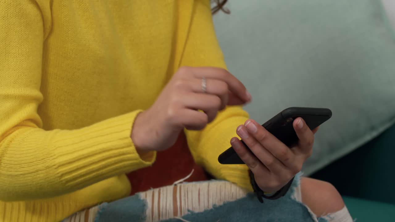 mujer caucásica usando su teléfono