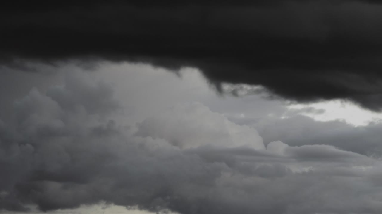 비 구름의 시간 경과 푸른 하늘에 압연