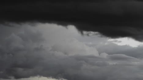 Lapso-De-Tiempo-De-Nubes-De-Lluvia-Rodando-En-El-Cielo-Azul