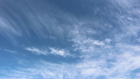 Lapso-De-Tiempo-Desde-La-Cubierta-En-Astoria-Oregon-En-Mayo-A-Lo-Largo-Del-Cielo-Azul-Oscuro-Del-Río-Columbia