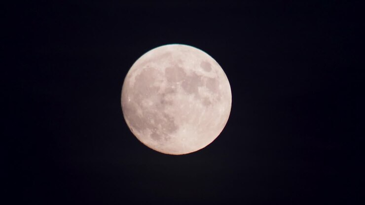 Lua cheia à noite. Astronomia. Celestial. Videografia lunar.
