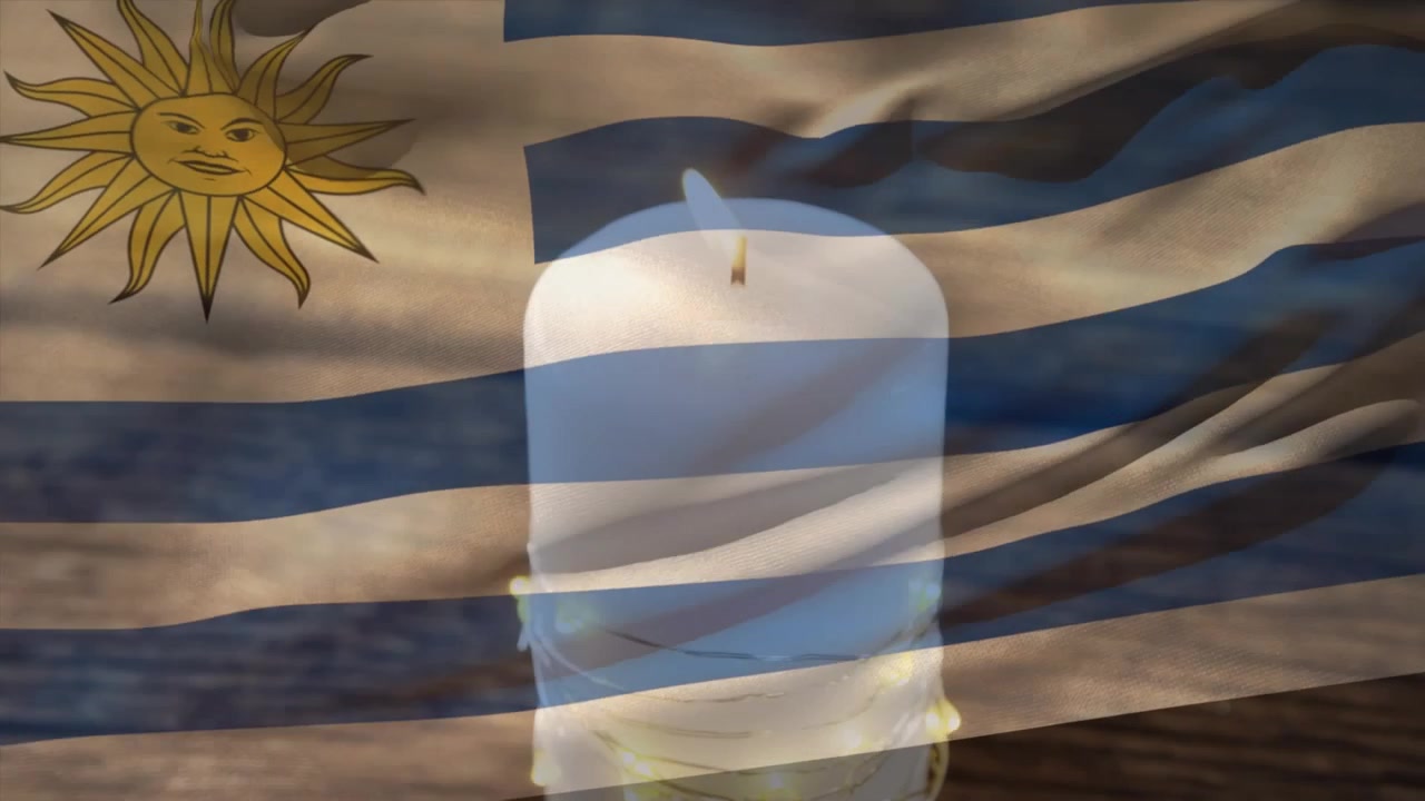 Composição digital de bandeira de Gana tremulando contra um soldado segurando uma arma em um campo de treinamento.