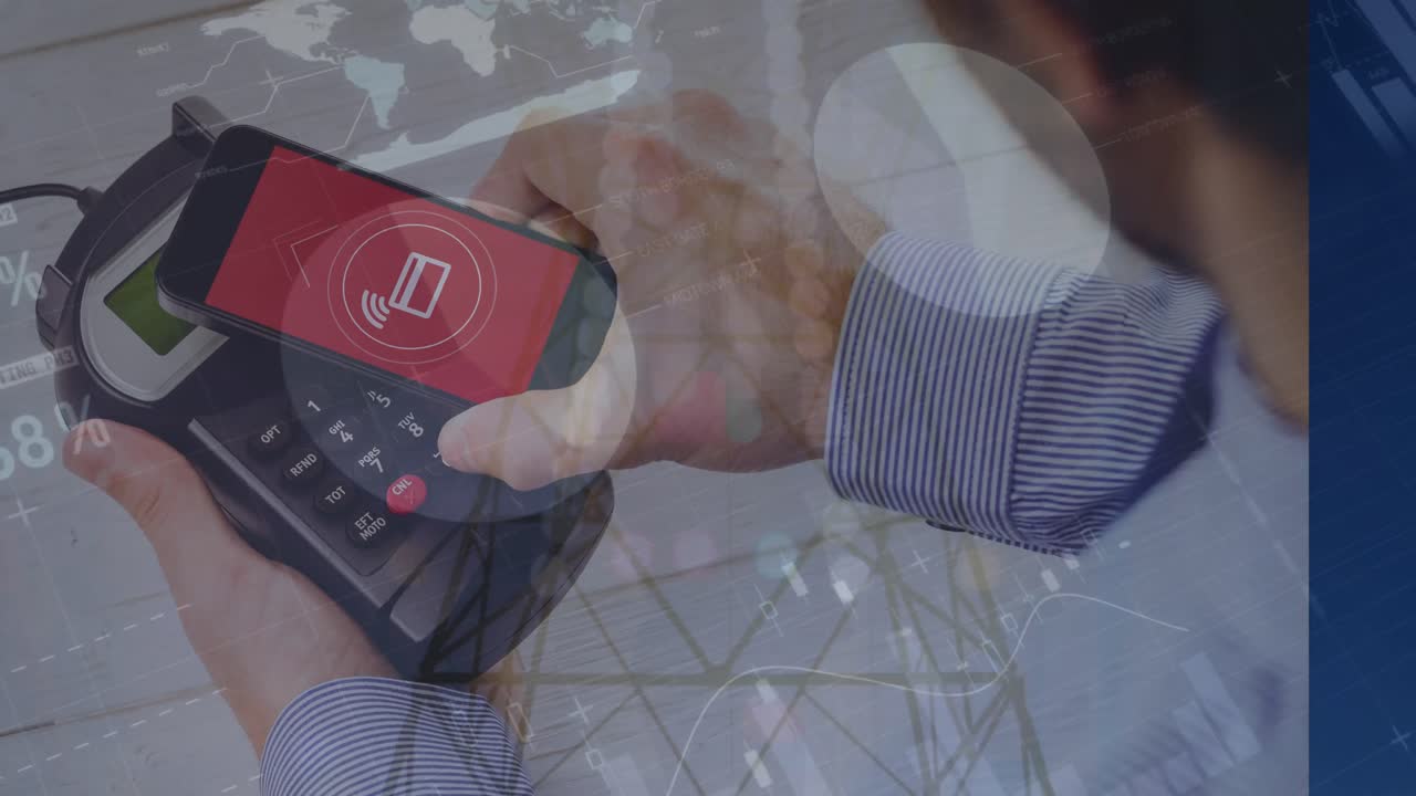 animación del procesamiento de datos sobre un hombre caucásico pagando con un teléfono inteligente