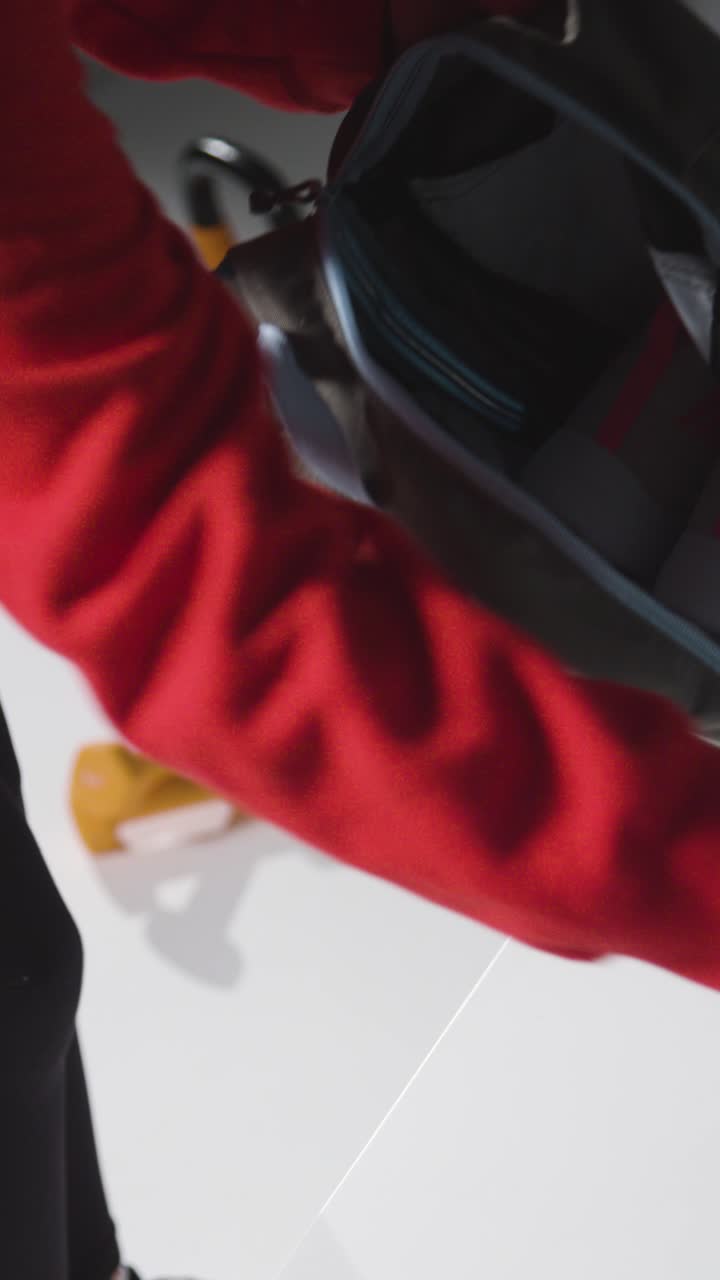 Mezza figura di ragazza che prepara la borsa da palestra