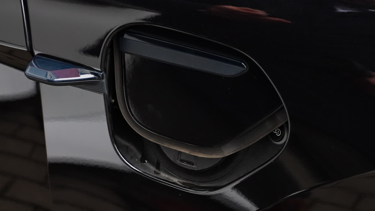 cierre de la tapa del conector en el coche eléctrico moderno, de cerca