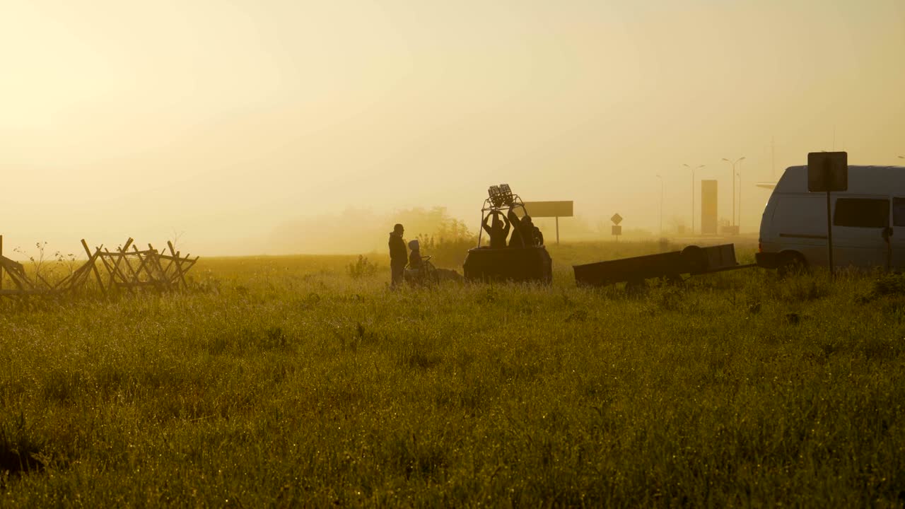 비행을 위한 풍선 바구니의 준비, 에서 이른 아침, 풀 위의 이슬과 빛의 부드러운 광선