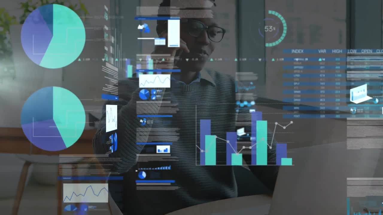 animazione dell'elaborazione dei dati finanziari su un uomo d'affari afroamericano in carica