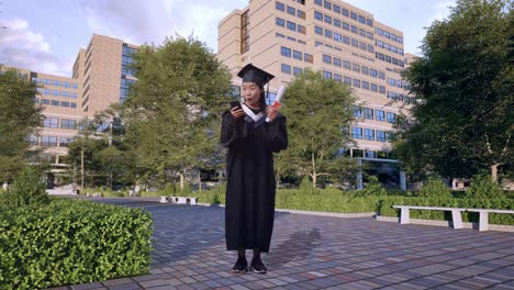 graduado emocionado con diploma y teléfono inteligente