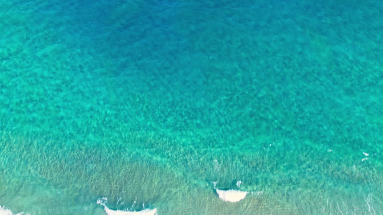 공중 무인기 (drone) 는 웨스트  비치 (west palm beach) 의 모래 해변을 가로질러 부드러운 파도를 고 하늘을 고 지평선까지 기울어집니다.