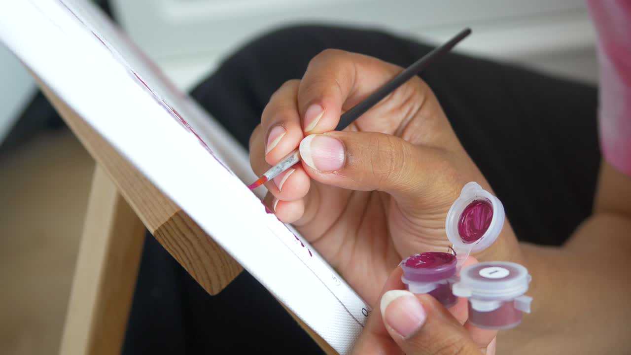 pintura de mujer en lienzo