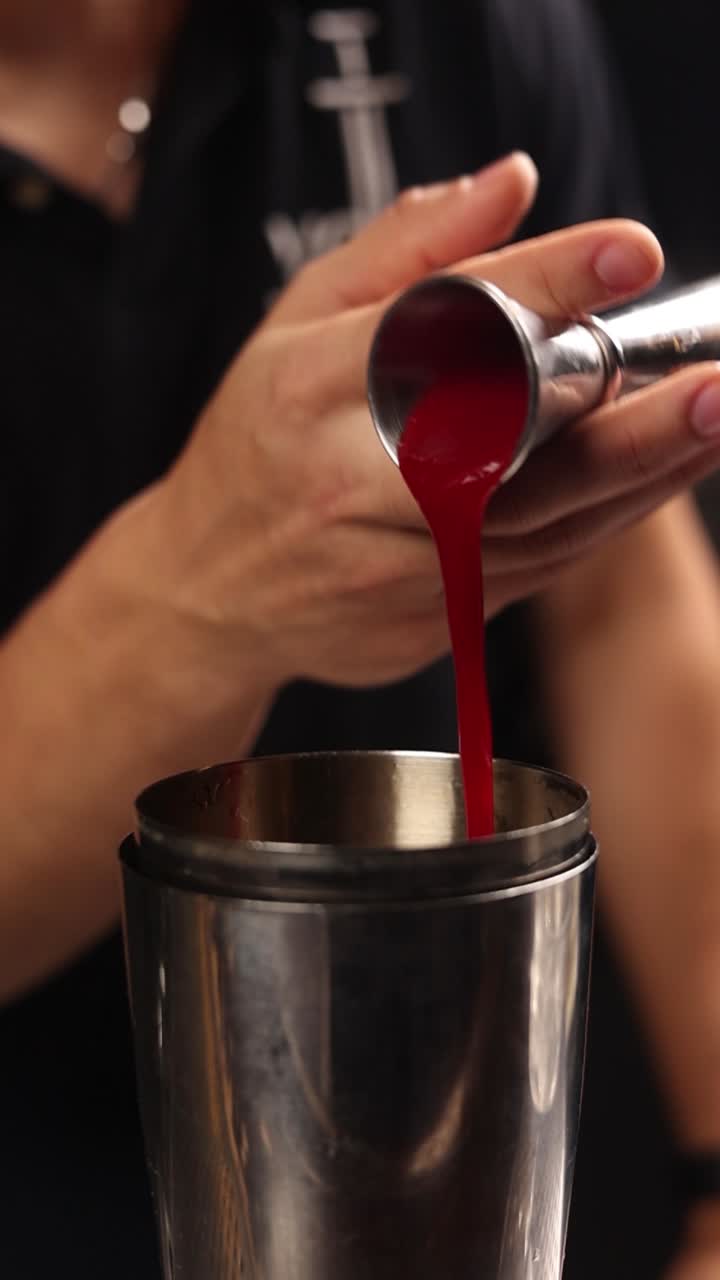 haciendo un cóctel rojo