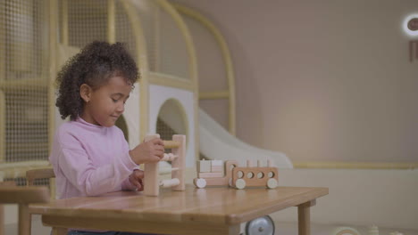 Niña-Contando-En-La-Sala-De-Juegos