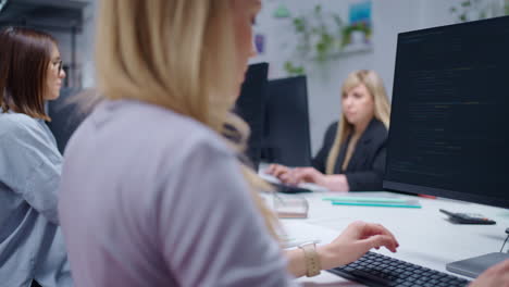 mujeres que trabajan en computadoras en una oficina