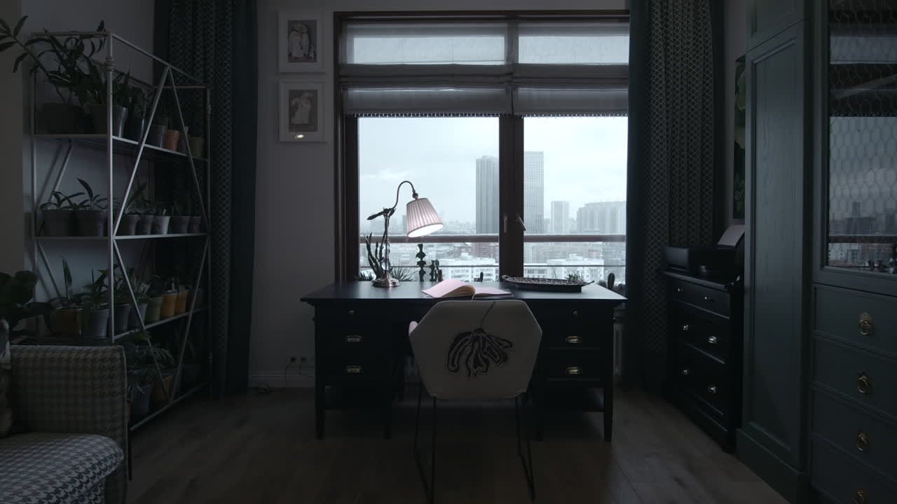 Elegante ufficio domestico con vista sulla città