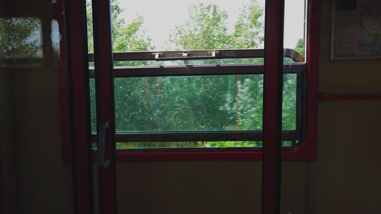 Ripresa cinematografica stabile dell'interno di un moderno treno MAV durante un viaggio panoramico da Budapest verso Gyomaendrod. Evidenziando il trasporto ferroviario europeo sostenibile e la vista del tranquillo paesaggio rurale.