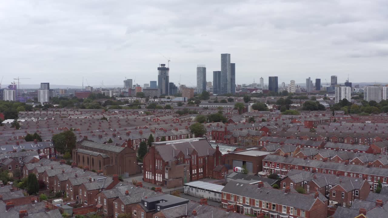올드 트래포드 교외를 패닝하는 드론 샷 05