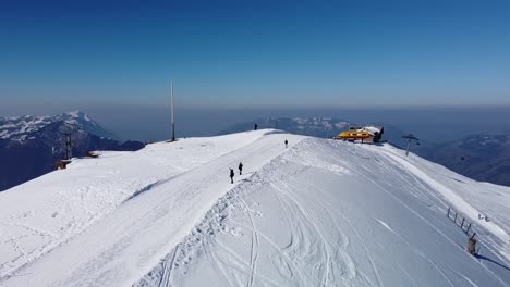 Estación-De-Esquí-Frontalpstock-Suiza-En-Invierno-Desde-La-Vista-De-Drones