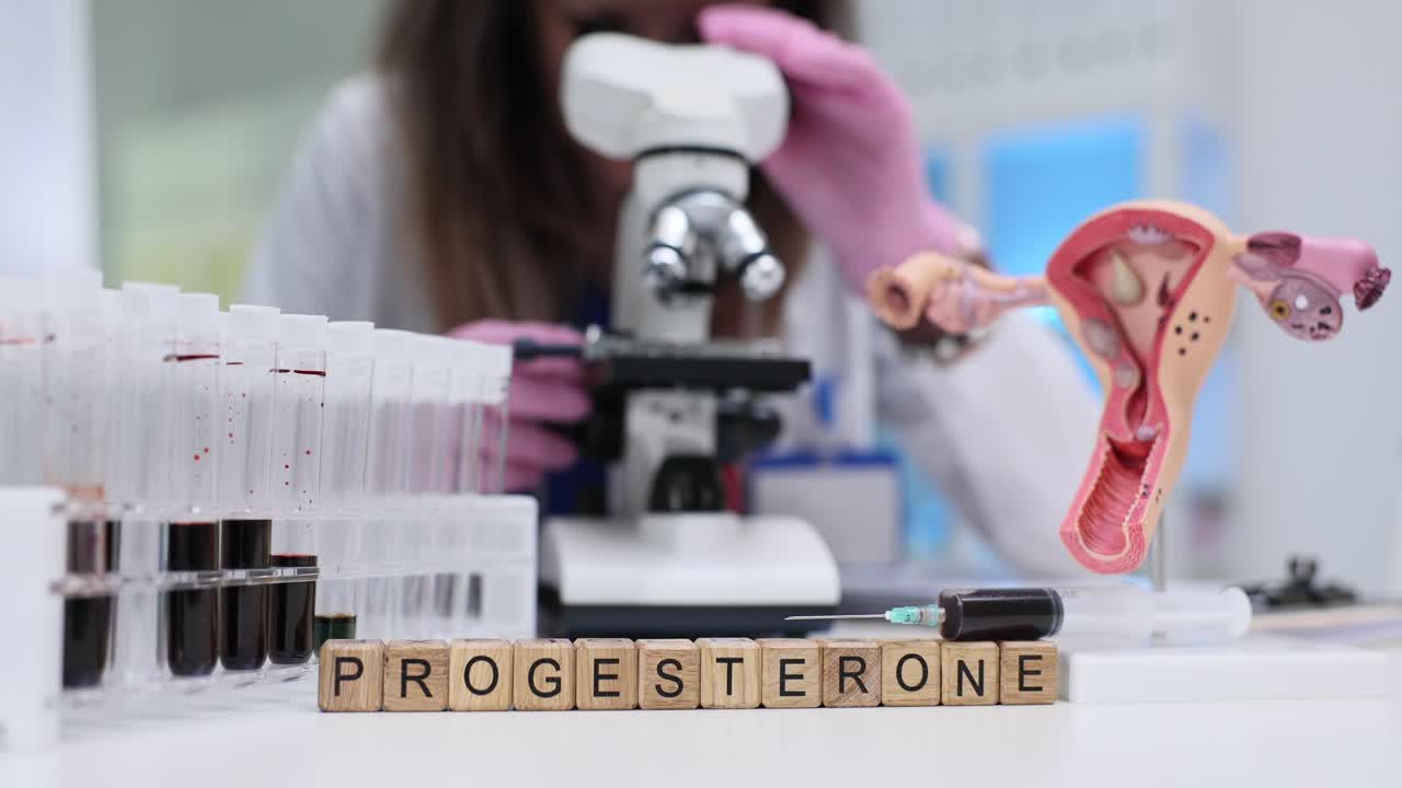 Ricerca sull'ormone progesterone in un laboratorio medico