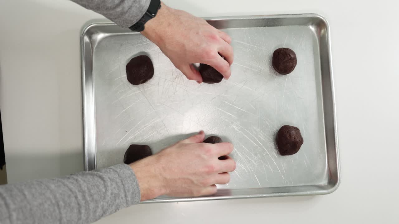 человек готовить темный шоколад печенье формы теста на металлическом листе для приготовления пищи