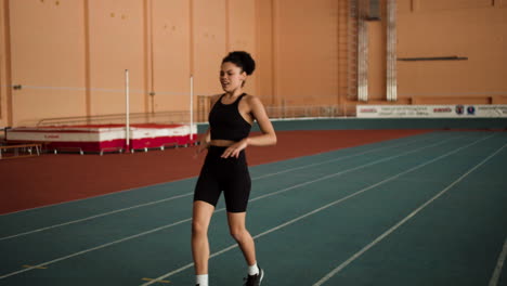 joven atleta que corre en el interior