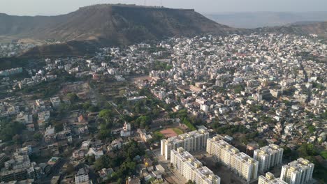 Vista-De-Drones-180d-De-La-Ciudad-De-Satara-Greneryfeelds-En-Maharashtra