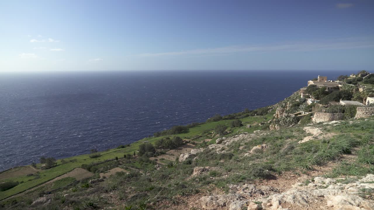 vista panorámica del mar mediterráneo azul y los acantilados de dingli en un día soleado y ventoso