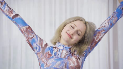 la hermosa mujer rubia comienza el día feliz, sonriendo y encontrando la paz.